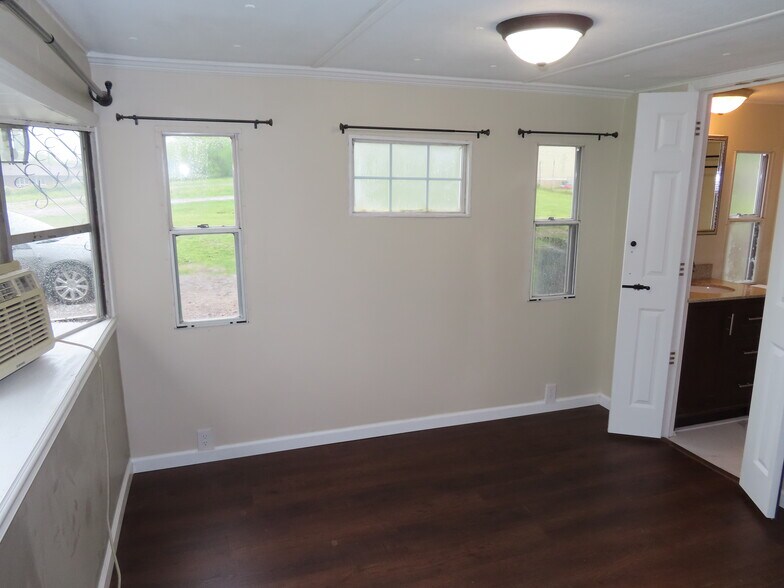 Building Photo - 8911 Pembroke Oak Grove Rd