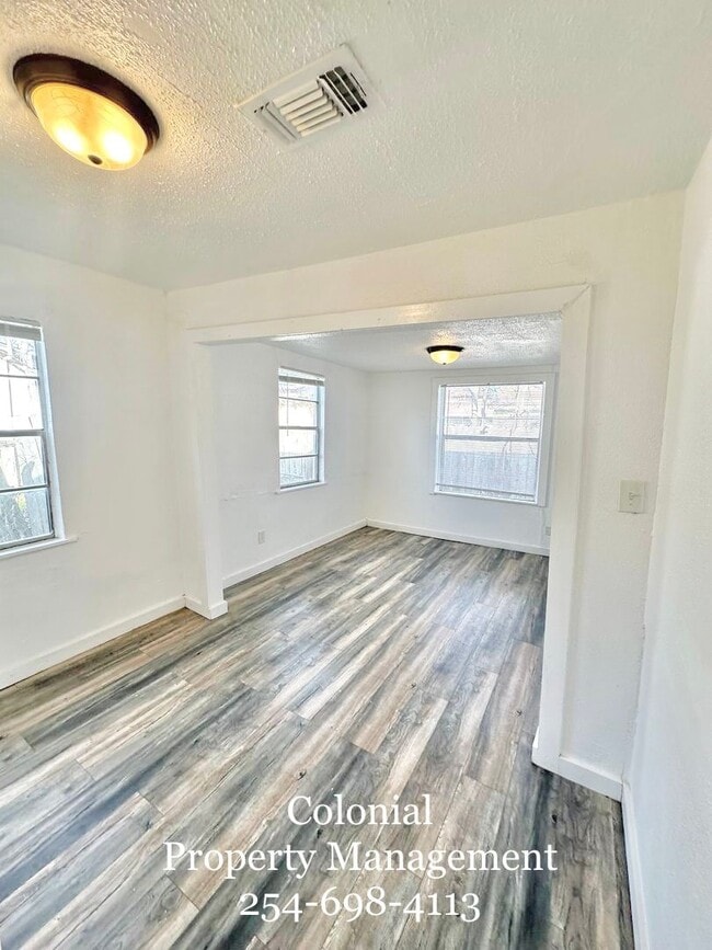 Building Photo - AVAILABLE NOW! (SECTION 8 ACCEPTED)