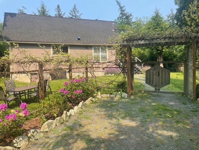 Building Photo - Nicely Maintained Clinton Home with Upgrades and Fenced Yard!