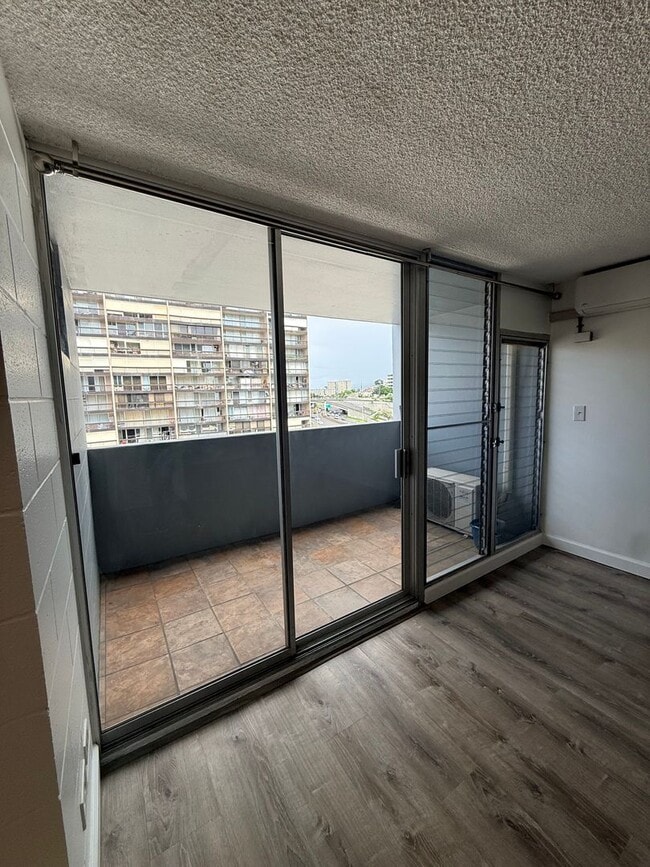 Building Photo - Studio w/ Parking For Rent – Convenient Urban Living in the Heart of Honolulu
