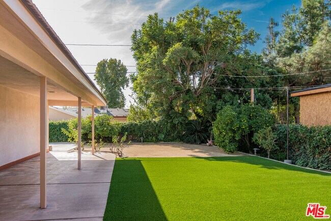 Building Photo - 13104 Magnolia Blvd