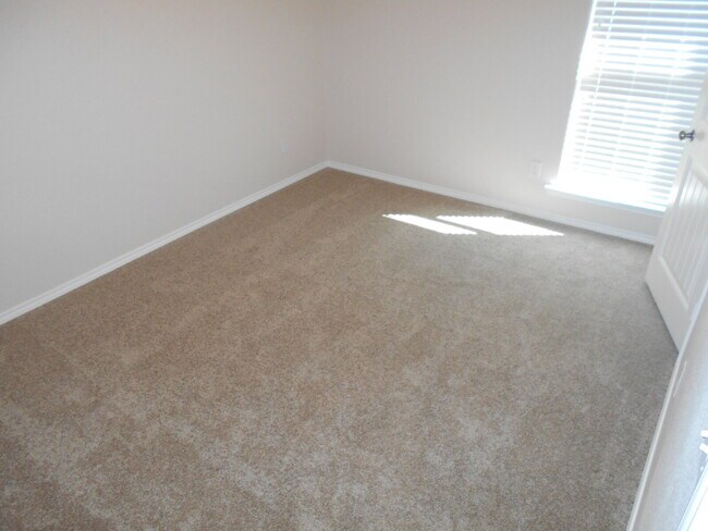 Building Photo - 6 or 12 month lease! Half off first full m...