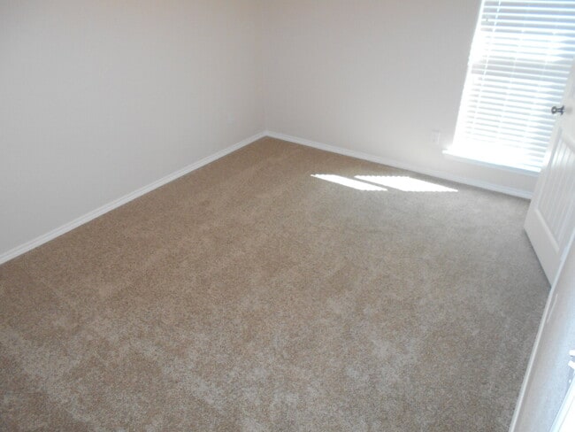 Building Photo - Half off first full month's rent! /Gorgeou...