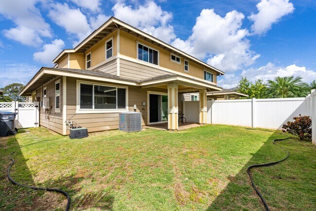 Building Photo - Welcome to this bright and inviting 3 bedroom