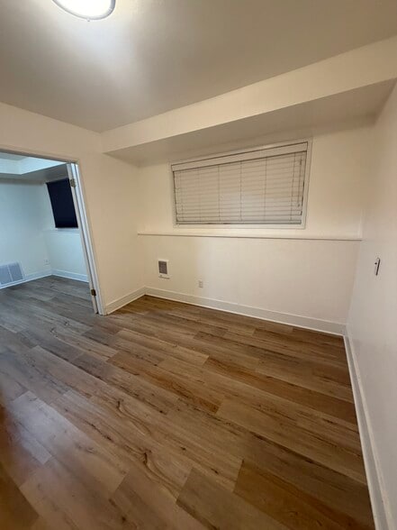 Building Photo - 11835 SE Valley View Ter