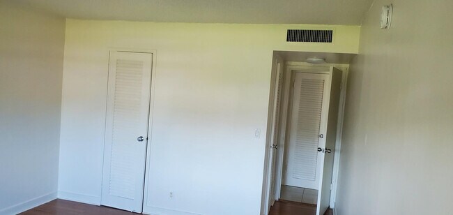 Building Photo - 301 Golden Isles Dr