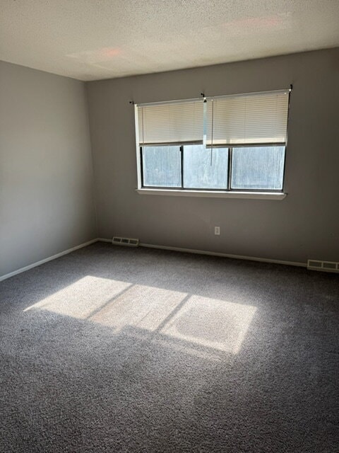 Building Photo - "Charming 2-Bed Multiplex in Davenport wit...