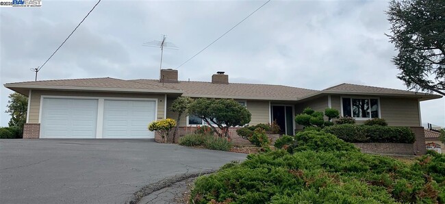 Building Photo - 2755 Pineridge Rd