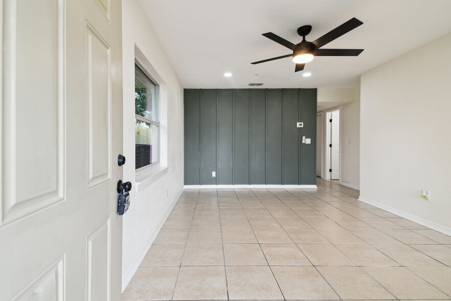 A 2/1 900 sqft - 3320 W Kathleen St