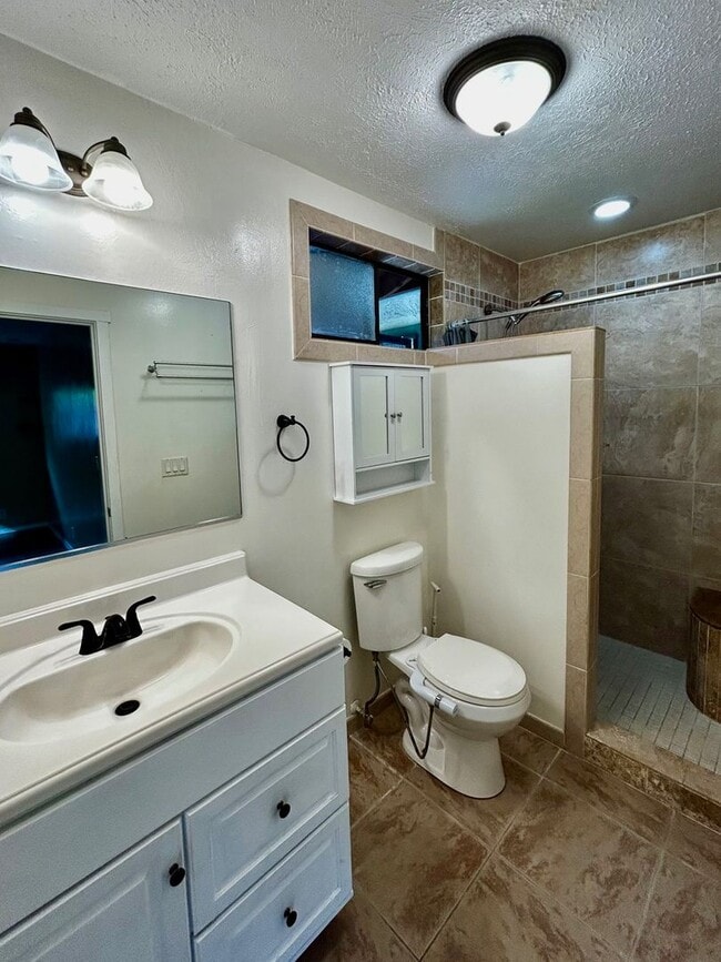 Building Photo - Unfurnished Single level home that's Pet friendly!