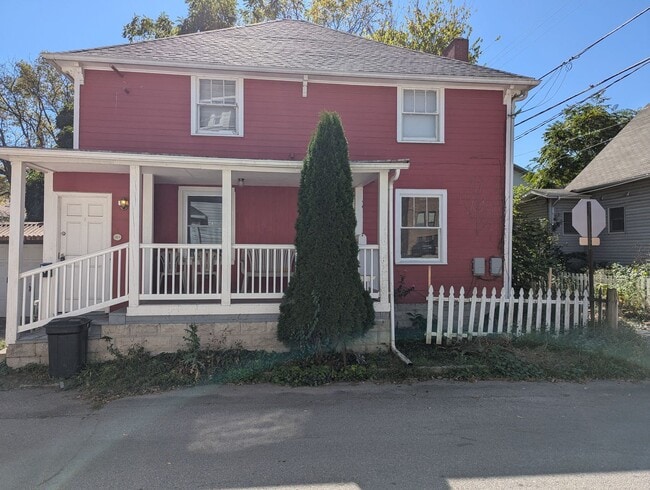 Primary Photo - 131 1/2-131-132 E Pleasant St