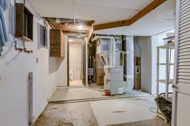 Building Photo - 6 Month Lease! 3Bed 2Bath with 3 Stall Garage!