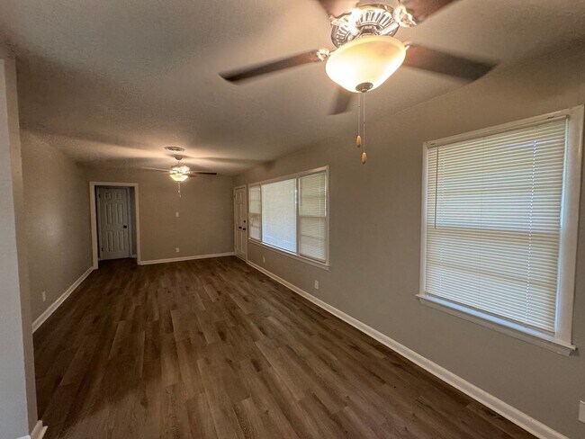 Building Photo - 2613 Plantation Dr