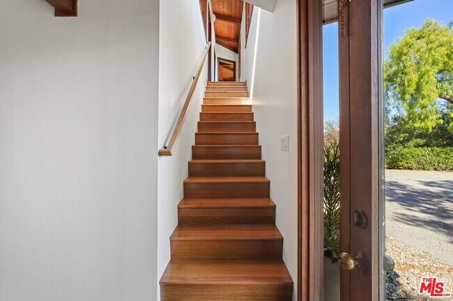 Building Photo - 21277 Entrada Rd