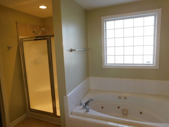 Building Photo - Great home in a desirable neighborhood!