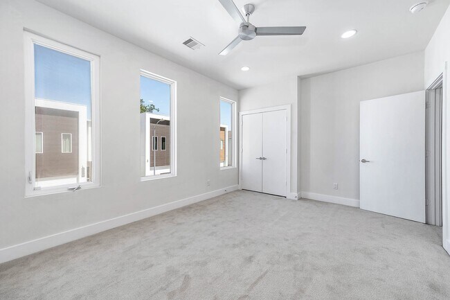 Building Photo - 5519 Paraiso Pl