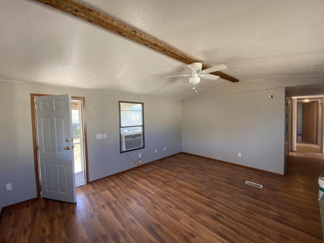 Building Photo - 4005 Hilltop Dr