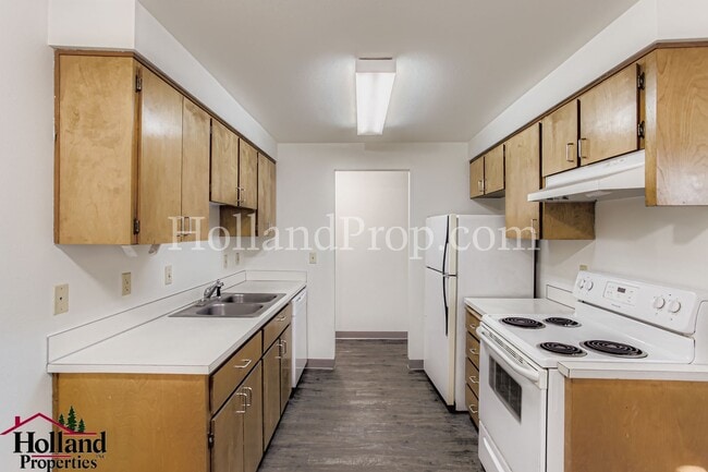 Building Photo - Charming Duplex Just Minutes from Downtown...