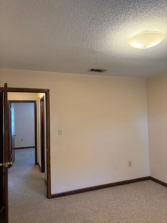 Building Photo - Quaint 2 Bedroom Duplex in Niceville!