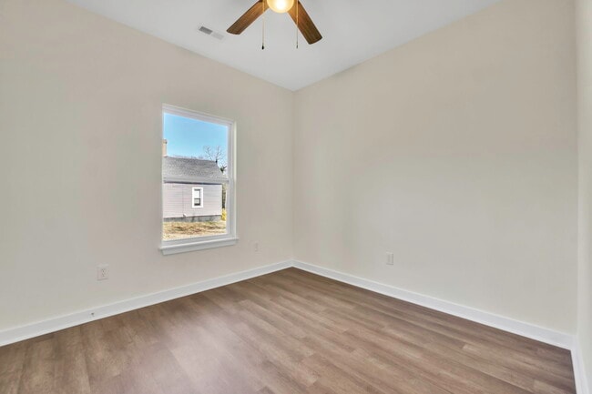 Building Photo - 304 E Hampton Ave