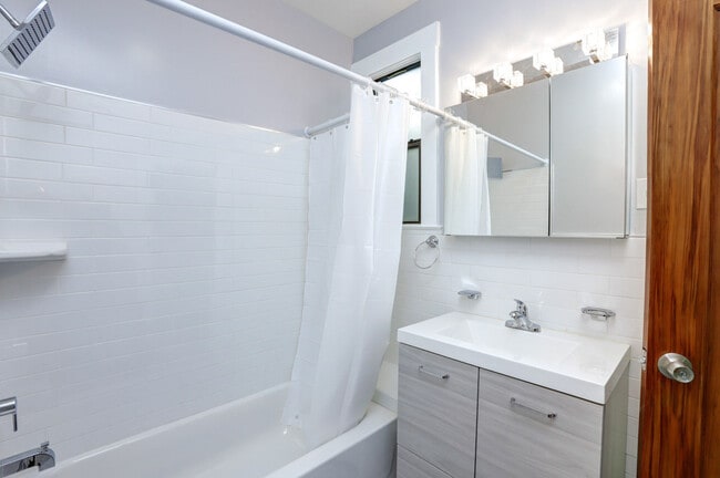 Building Photo - Charming Outer Sunset 2 bed / 1 bath home ...