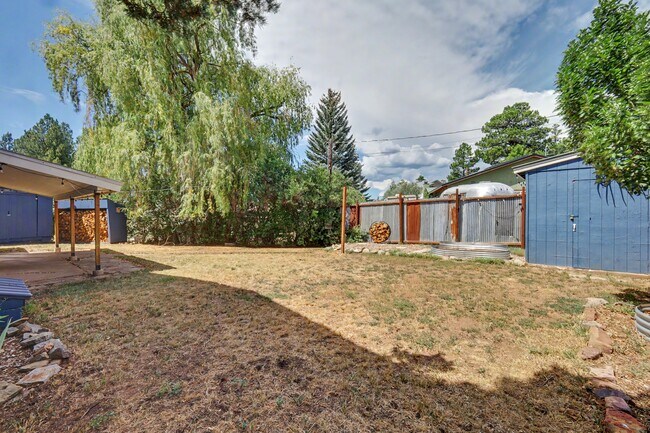 Building Photo - 305 Mesa Dr