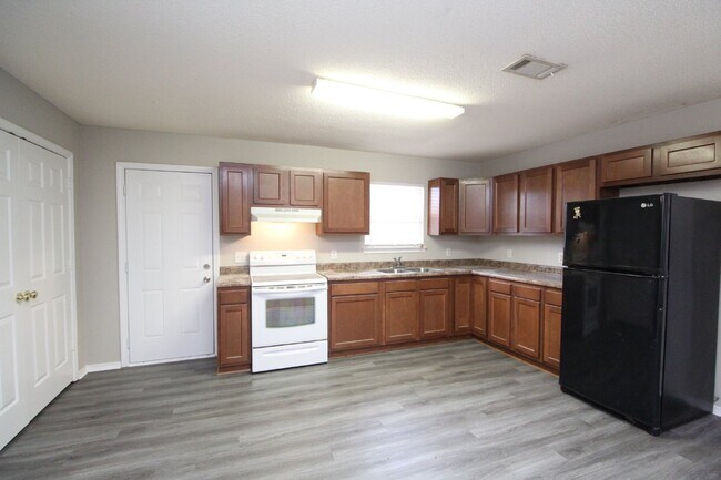 Building Photo - 3BR Gulf Breeze Home Zoned for Gulf Breeze High School with Open Living Area, Fenced Backyard & C...