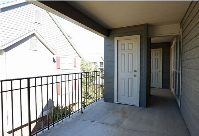 Building Photo - Beautiful large 2-bedroom 2 baths with 1 car garage in Mid Town Tulsa!!