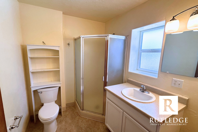 Building Photo - 3 Bedroom House in Central Point!