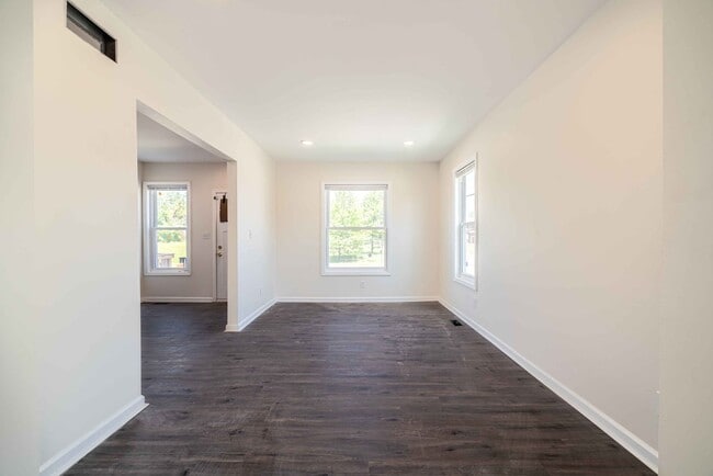 Building Photo - 156 Leicester Ct