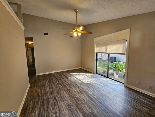 Building Photo - 108 E Lakemont Dr