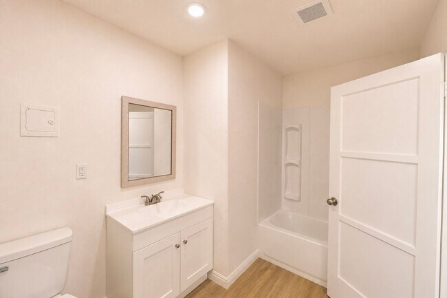 Building Photo - 4723 Arlington Ave