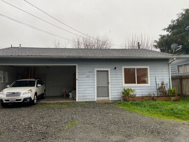 Building Photo - Sweet 2/1 McKinleyville house with garage and laundry