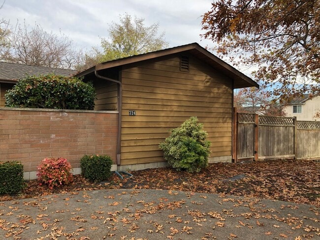 Building Photo - ***PENDING APPLICATION***Great Home on Corner Lot!