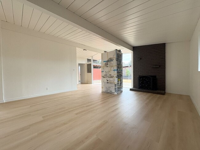 Building Photo - Newly Remodeled Single Family Home Available Now!