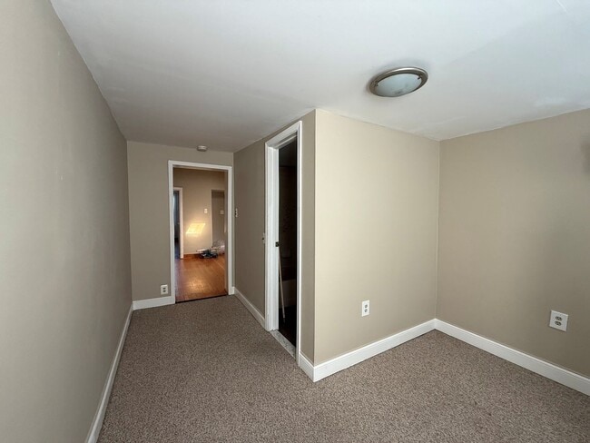 Building Photo - Charming 2 Bed w/ Parking | Steps from Lat...