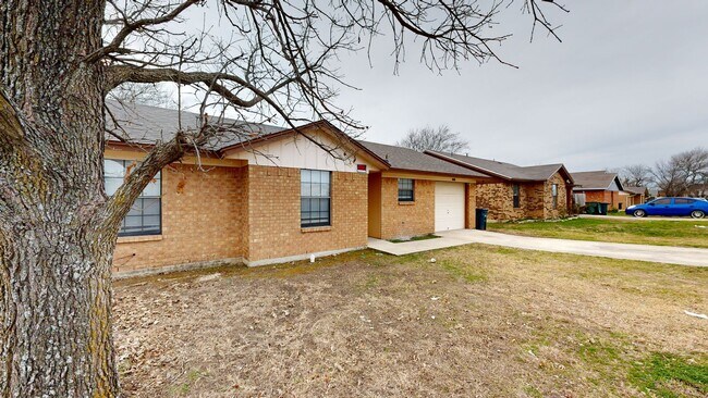 Building Photo - REMODELED 3 bedroom, 1.5 bath, 1 car garage home minutes away from the airfield!
