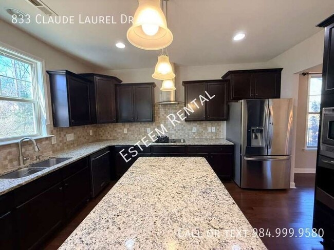 Building Photo - 833 Claude Laurel Dr