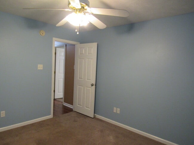 Building Photo - Contact Peggy 501 676 1758 Pets ok with approval