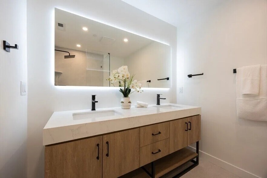 Building Photo - 12 George St