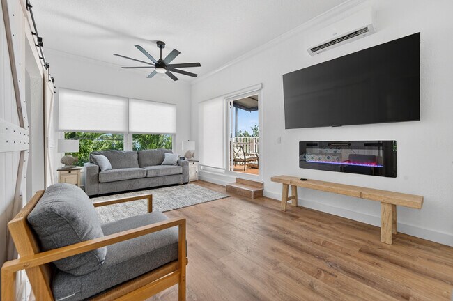 Building Photo - 300 E 24th St