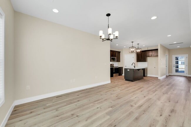 Building Photo - Hickory Village 55 Plus, LLC - 3700 E Cherry St Springfield, MO 65809