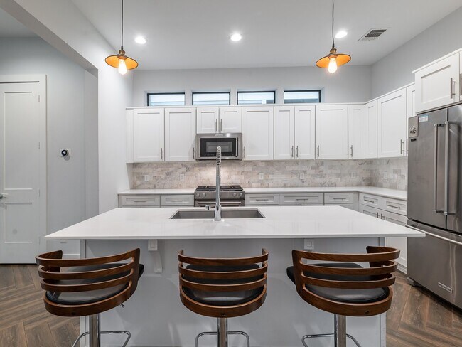 Building Photo - 210 E 32nd St