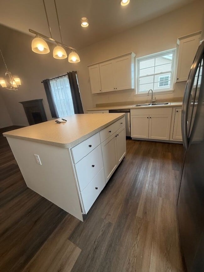 Building Photo - Charming 3-bedroom/2-bathroom single famil...