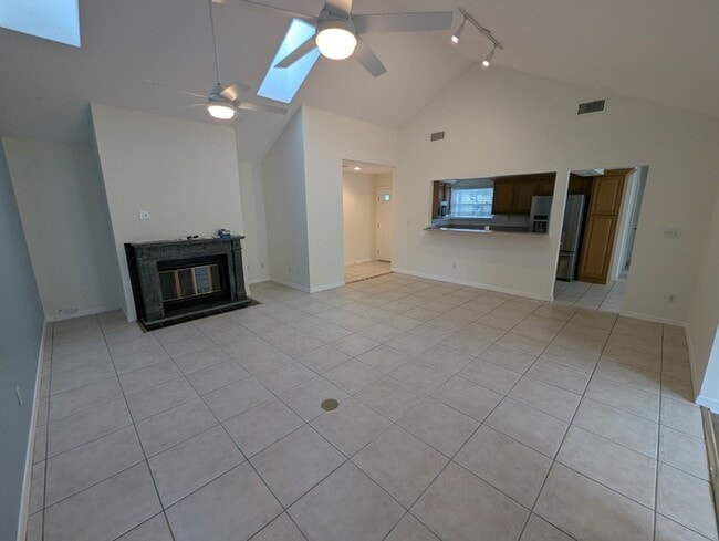 Building Photo - 108 N Lake Cir