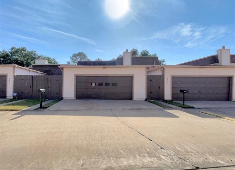 Building Photo - 2805 Cambridge Ln