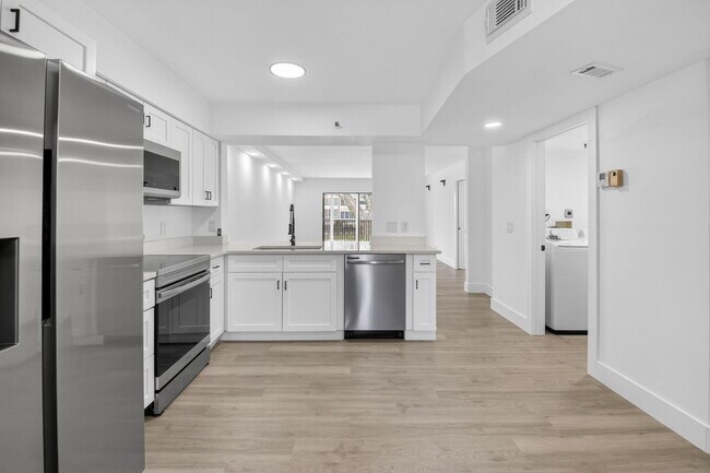 Building Photo - 14475 Strathmore Ln
