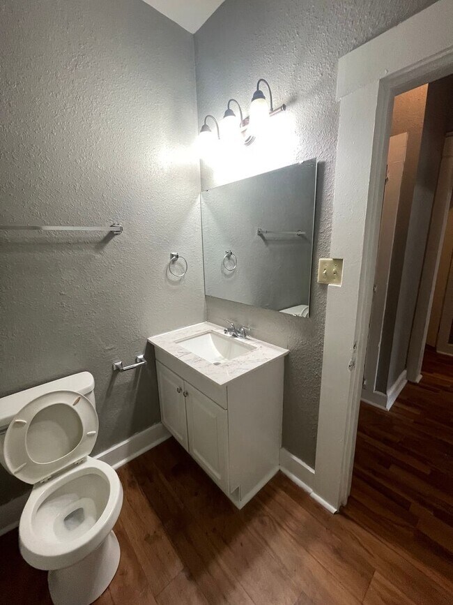 Building Photo - Spacious 3 Bedroom 1 Bath home available now!