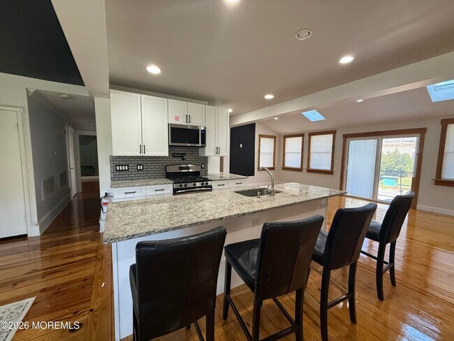 Building Photo - 605 Farrelly Ave