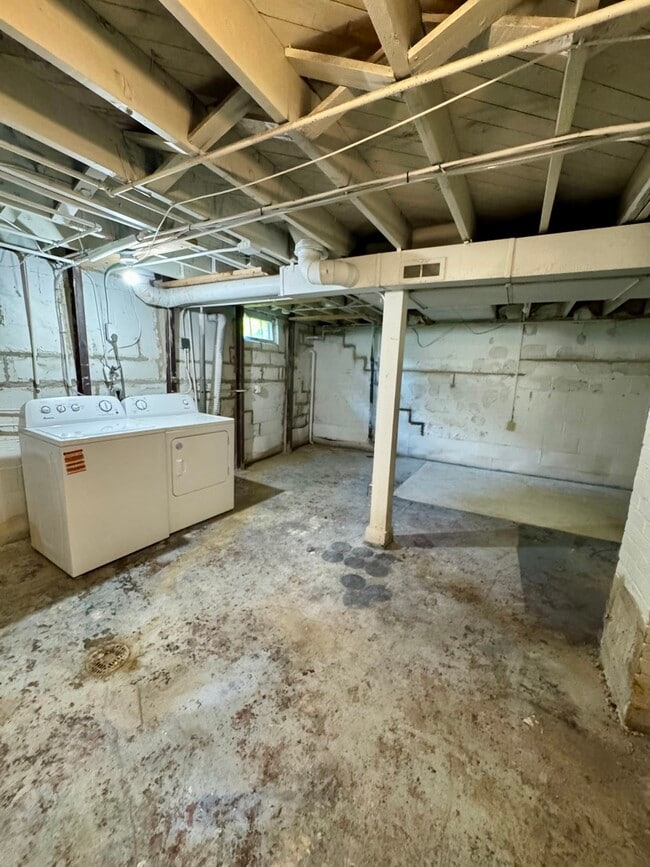 Building Photo - 1229 Warren St
